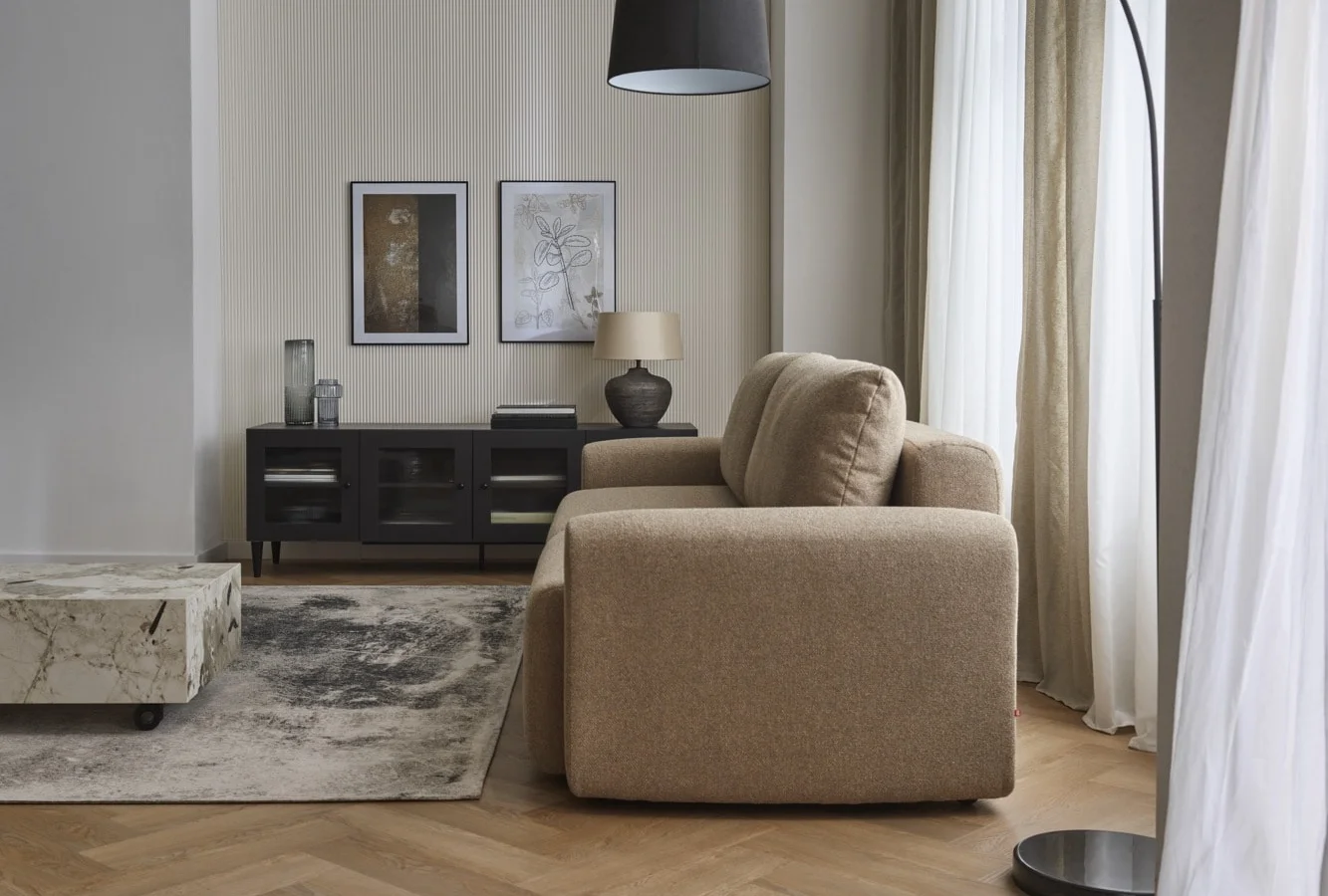 Jedna sofa w salonie
